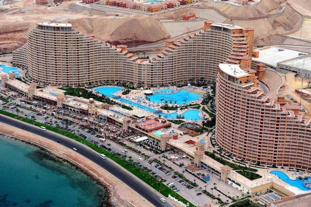 uma vista superior de um resort com um grande edifício em Porto Sokhna Pyramids Apartments em Ain Sokhna