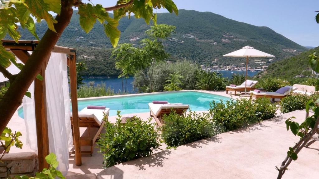 una piscina con vistas a la montaña en Amapola Boutique Villas with Sea Access - Phos, en Sivota