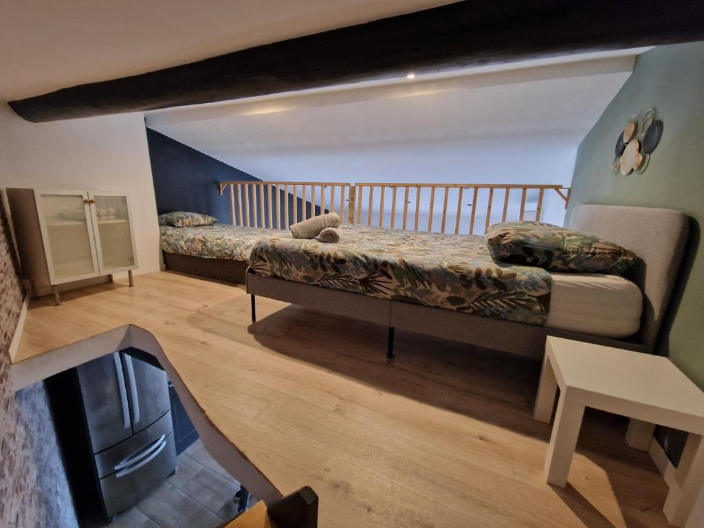 małą sypialnię z łóżkiem w pokoju w obiekcie Chez Lilo w mieście Fos-sur-Mer