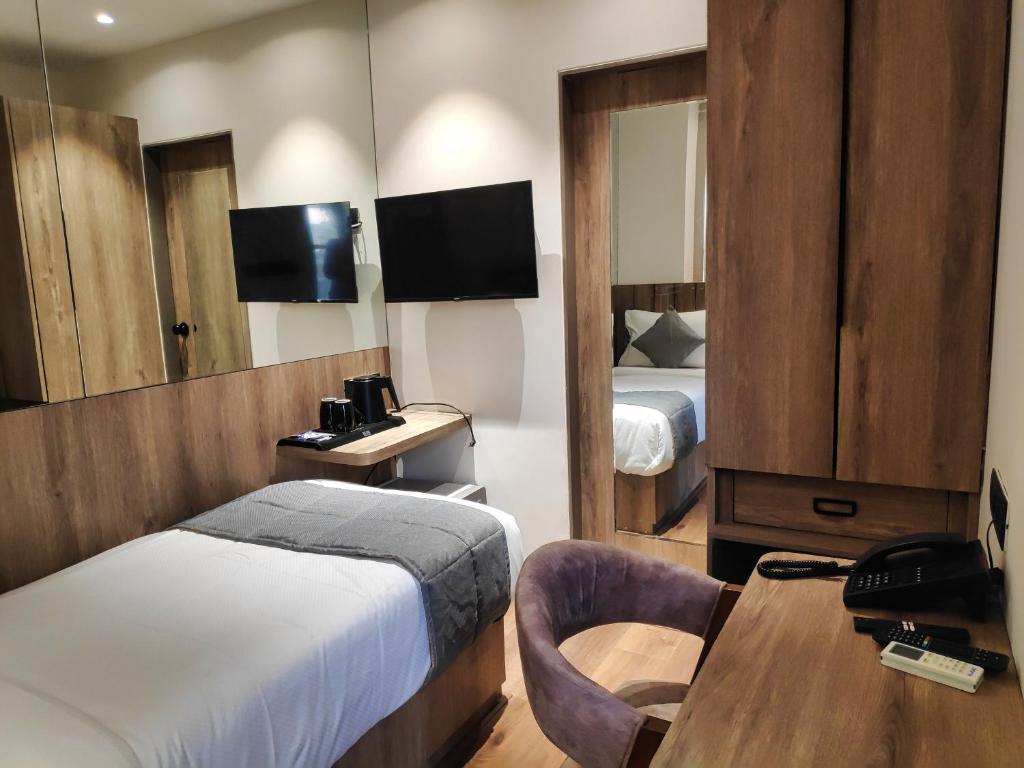 TV a/nebo společenská místnost v ubytování Maxxvalue Hotel MIDC - Andheri