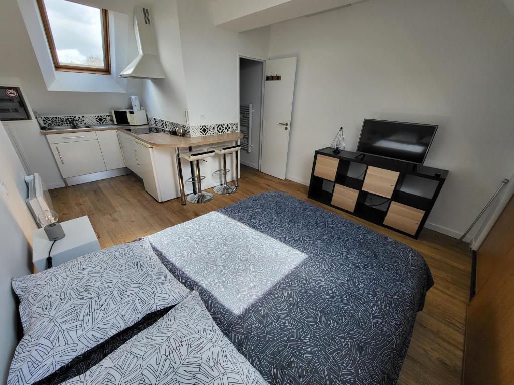 Postel nebo postele na pokoji v ubytování Châteaubourg : Studio avec cuisine et salle d'eau
