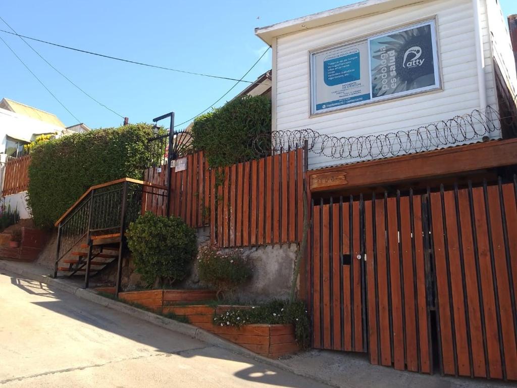 a house with a wooden fence in front of it at Mini Casa en Viña del Mar in Viña del Mar