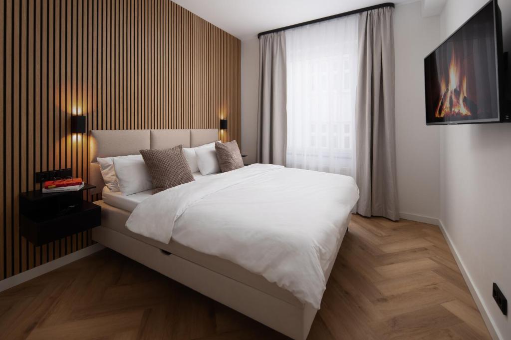 - une chambre avec un grand lit blanc et une fenêtre dans l'établissement Wohnung 'The Cove' HBF/Messe/ÖVB Arena/City, à Brême
