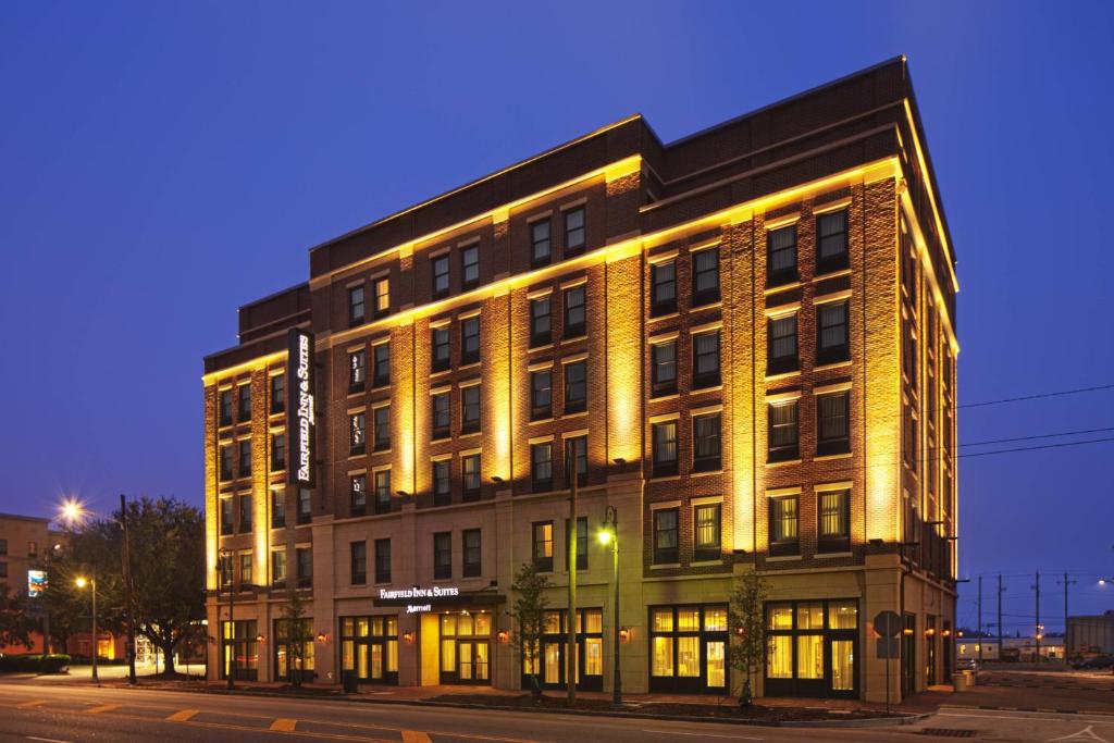 um edifício iluminado numa rua à noite em Fairfield Inn & Suites by Marriott Savannah Downtown/Historic District em Savannah