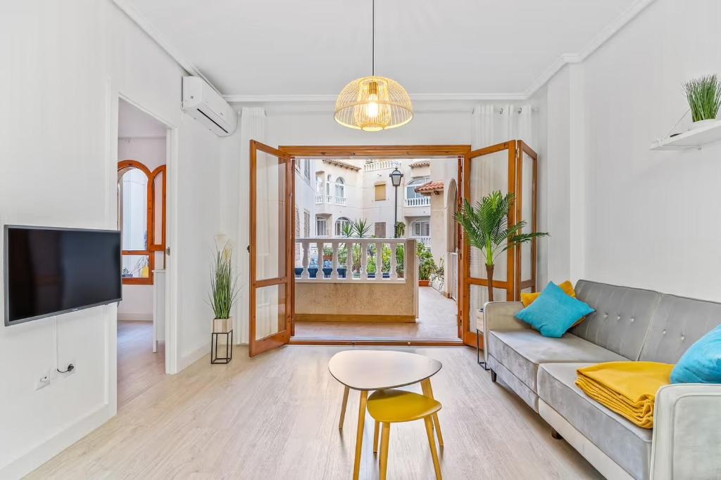 Televízia a/alebo spoločenská miestnosť v ubytovaní Apartamento Estefany a 100 m de Playa