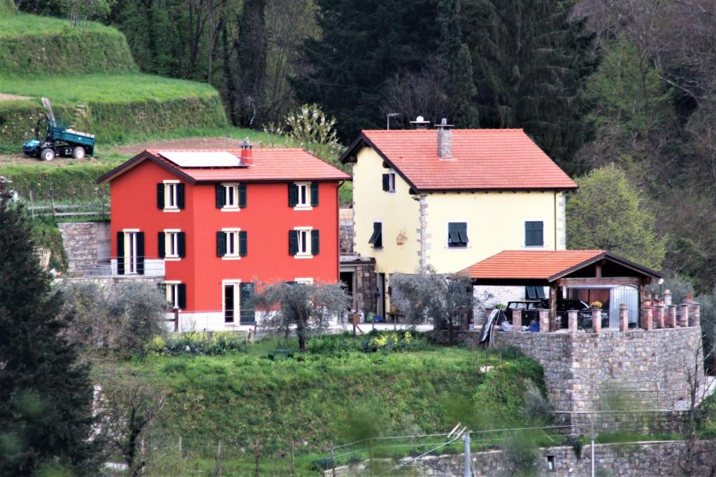 eine Gruppe von drei Häusern auf einem Hügel in der Unterkunft La Pezzuola 52 in Sopralacroce
