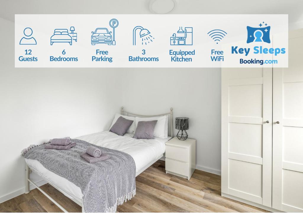 ein Schlafzimmer mit einem Bett und einer Wand mit Schlüsselzeichen in der Unterkunft 20% Off Spacious Stylish Home with Free Parking in Exeter