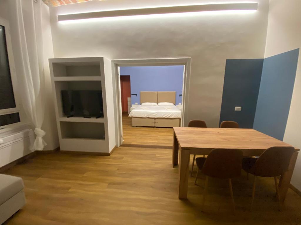 ein Wohnzimmer mit einem Tisch und einem Bett in der Unterkunft Eutierra BLeisure Stay in Rom