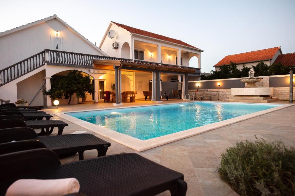 Bazén v ubytovaní Holiday House San Mario - Pets Friendly Rural Home alebo v jeho blízkosti
