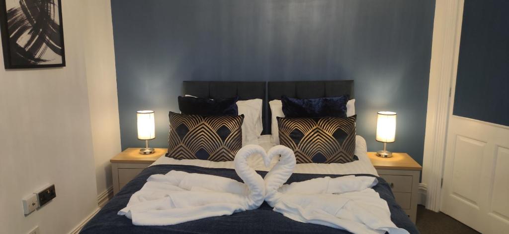 een slaapkamer met een bed met handdoeken erop bij Spacious 4 Bed Victorian House with Sea Views in Ilfracombe