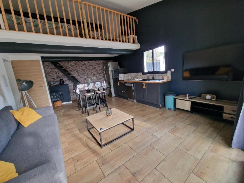 salon z kanapą i stołem w obiekcie Chez Lilo w mieście Fos-sur-Mer