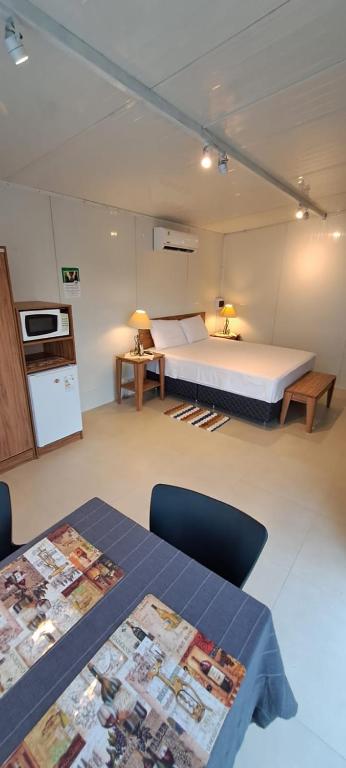Großes Zimmer mit einem Bett und einer Küche. in der Unterkunft Mirador las Colinas in Paraguarí