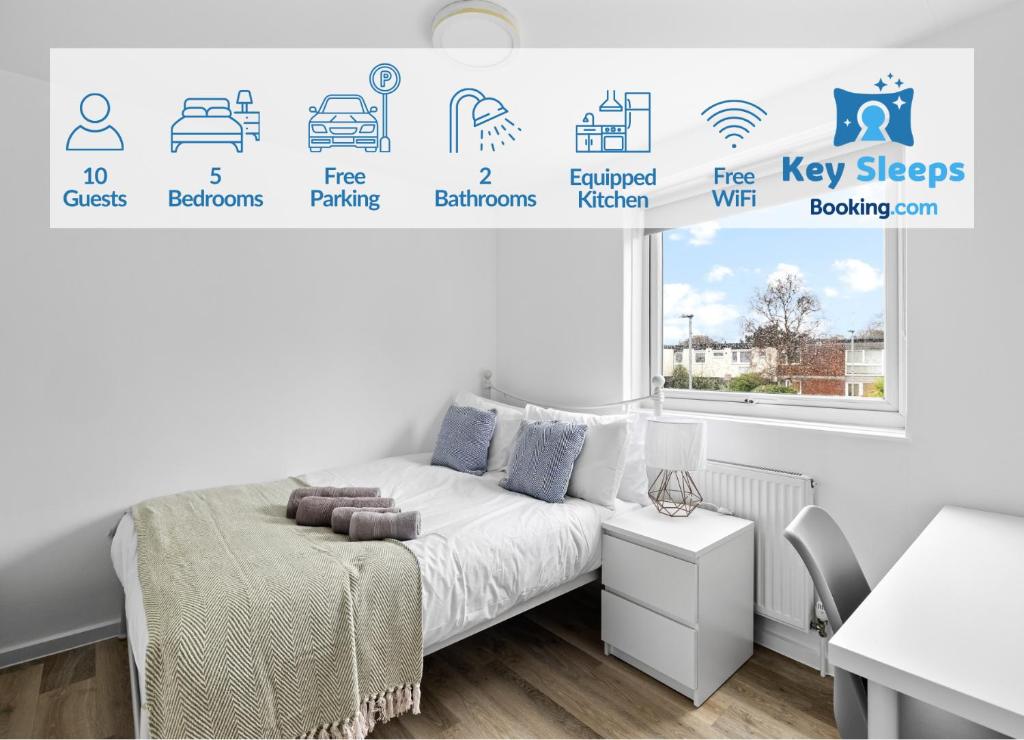 20% OFF Spacious Cosy Home with Free Parking في إكسيتير: غرفة نوم بيضاء بها سرير ونافذة