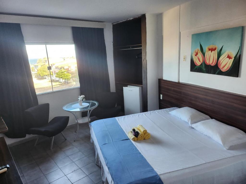 福塔萊薩的住宿－VILLA DEL SOL Hotel，一间卧室配有一张床、一张桌子和一个窗户。