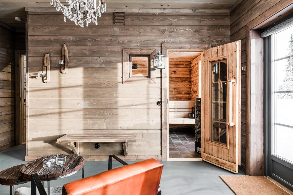 Posezení v ubytování Luxurious cottage with sauna overlooking mountains