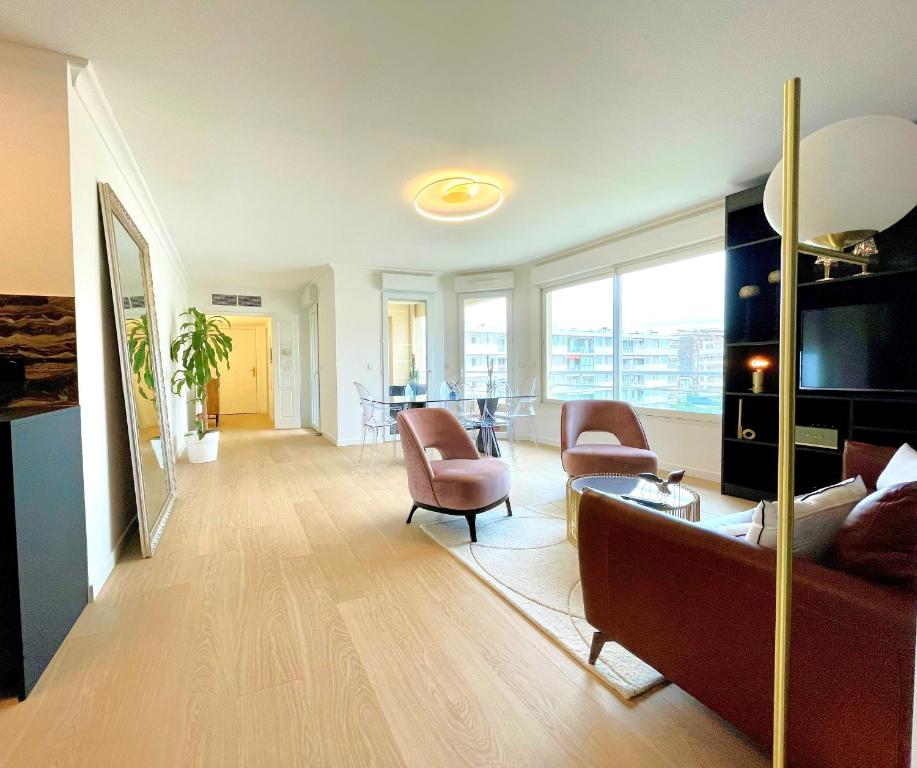un salon avec un canapé, des chaises et une table dans l'établissement Alba DeLuxe - 3 Bedroom Pointe Croisette, by Welcome to Cannes, à Cannes