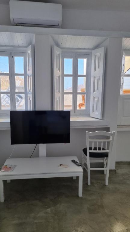 TV a/nebo společenská místnost v ubytování Sapsila Patmos Residences