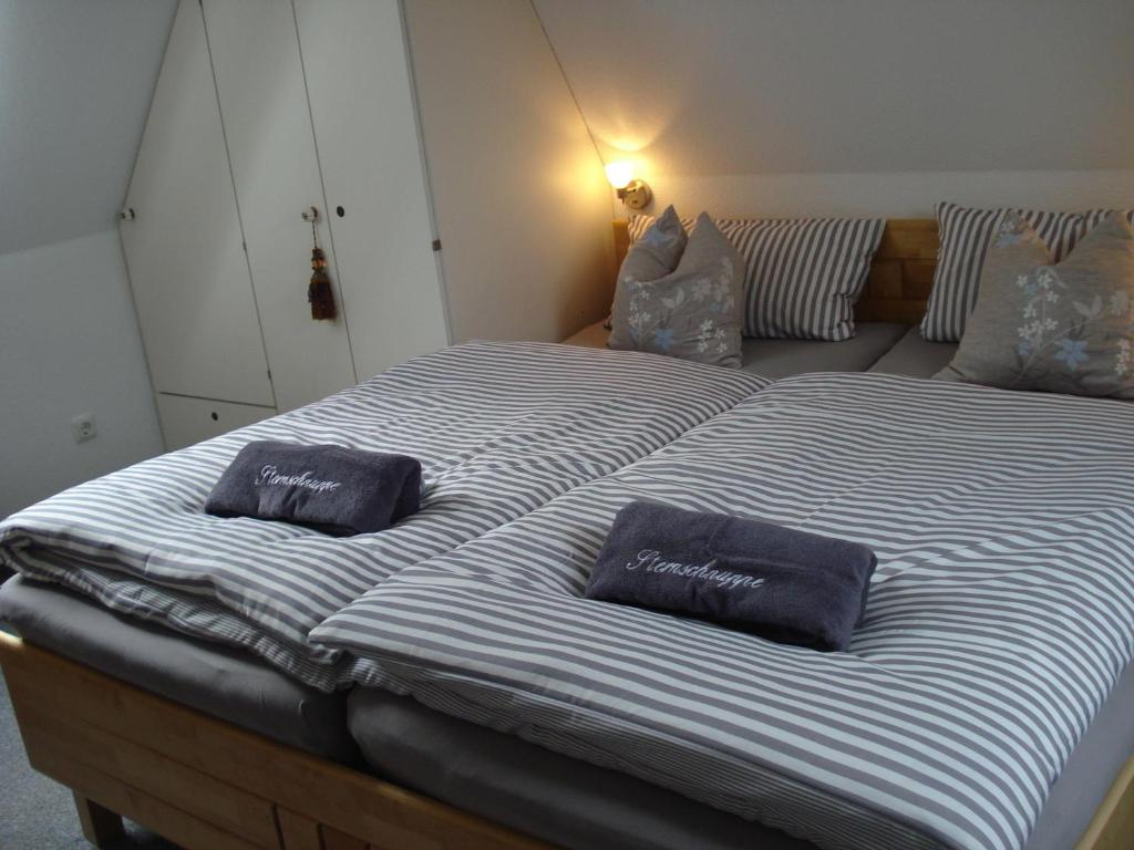 2 Betten in einem Zimmer mit zwei Kissen darauf in der Unterkunft Sternschnuppe in Sankt Peter-Ording