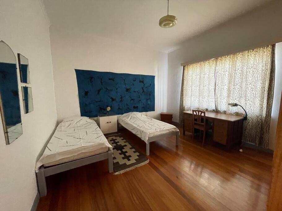 Cette chambre comprend 2 lits et un lavabo. dans l'établissement Beachwalker 52, à Swakopmund