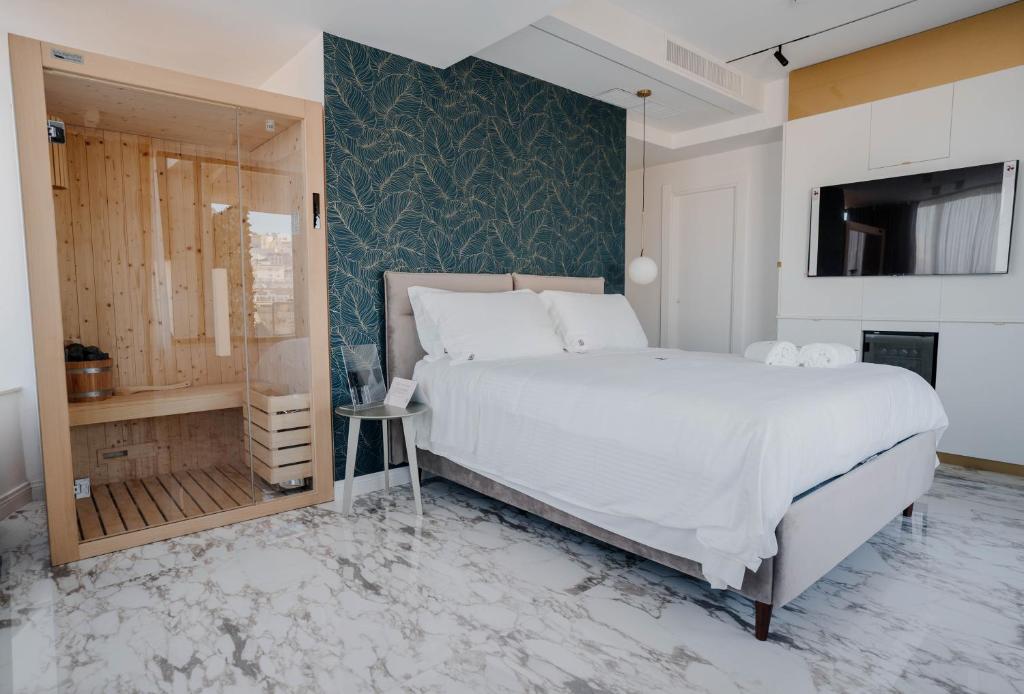 ナポリにあるPOETICA BOUTIQUE SKY HOTELのベッドルーム(大きな白いベッド1台、鏡付)