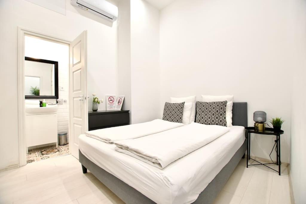 Standard Apartment by Hi5-St. King Mini Studio 1088 Budapest, 1b Szentkirályi utca kép - 1
