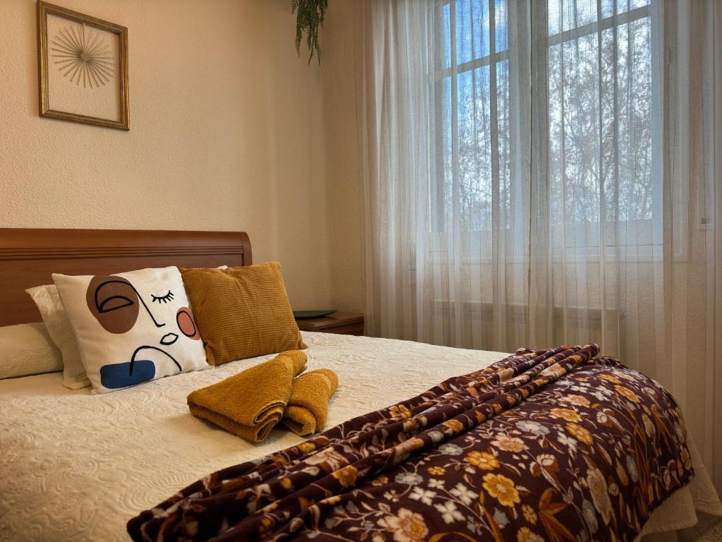Postel nebo postele na pokoji v ubytování MURALLAS DE REVELIN & LAUREL -casco antiguo-