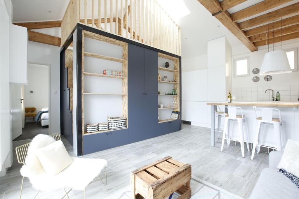 eine Küche und ein Wohnzimmer mit einer blauen Wand in der Unterkunft Maison VIOGNIER in Condrieu