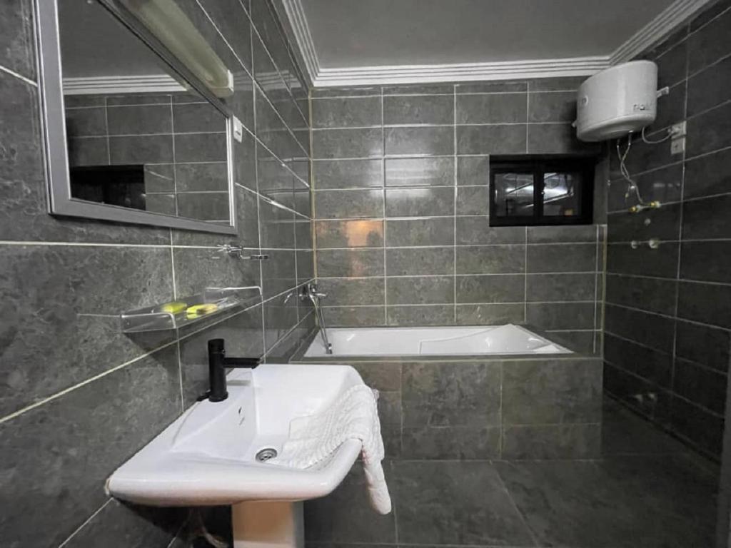 Koupelna v ubytování Hôtel Guest House Quatre Saisons