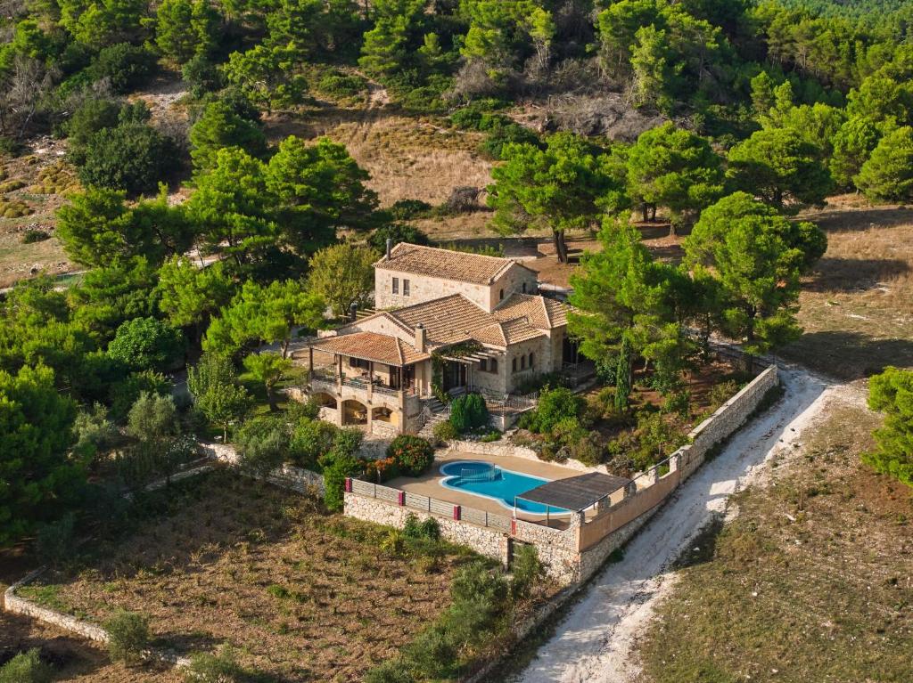 z góry widok na dom z basenem w obiekcie Villa Alexandros w mieście Ágios Nikólaos