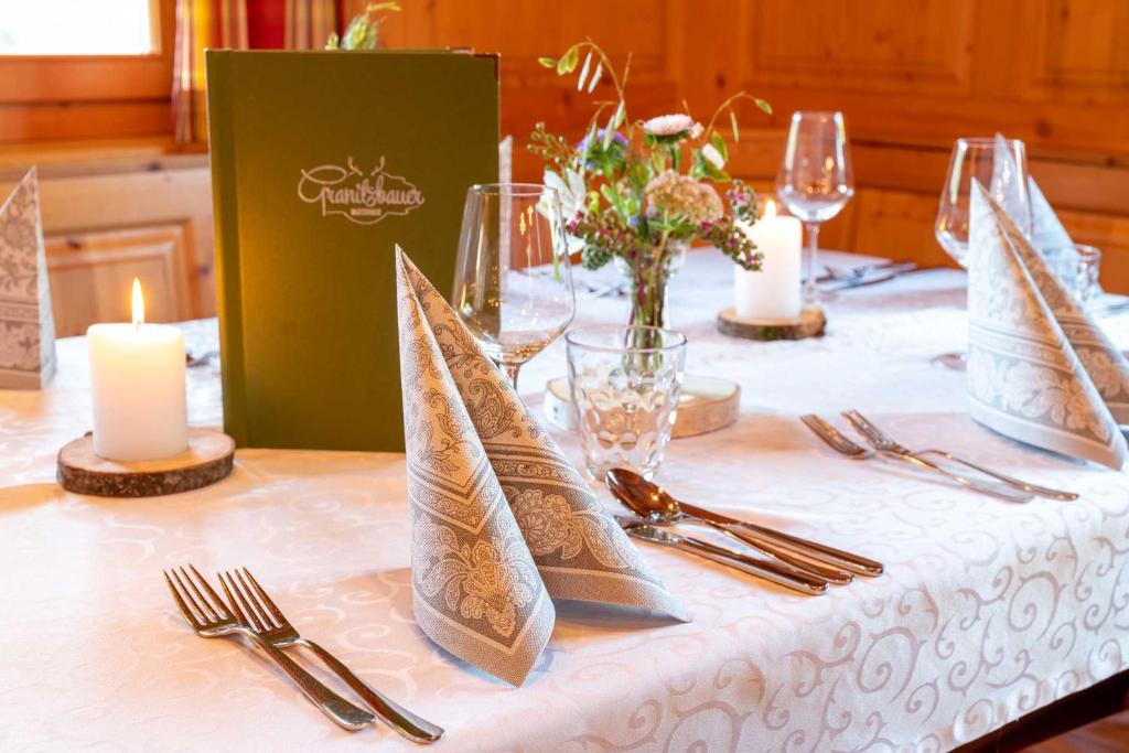 Wiesenquartier I Chalet I Adults only餐厅或其他用餐的地方