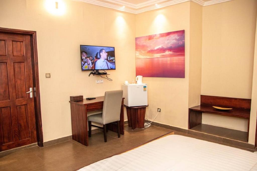 TV a/nebo společenská místnost v ubytování Hôtel Guest House Quatre Saisons