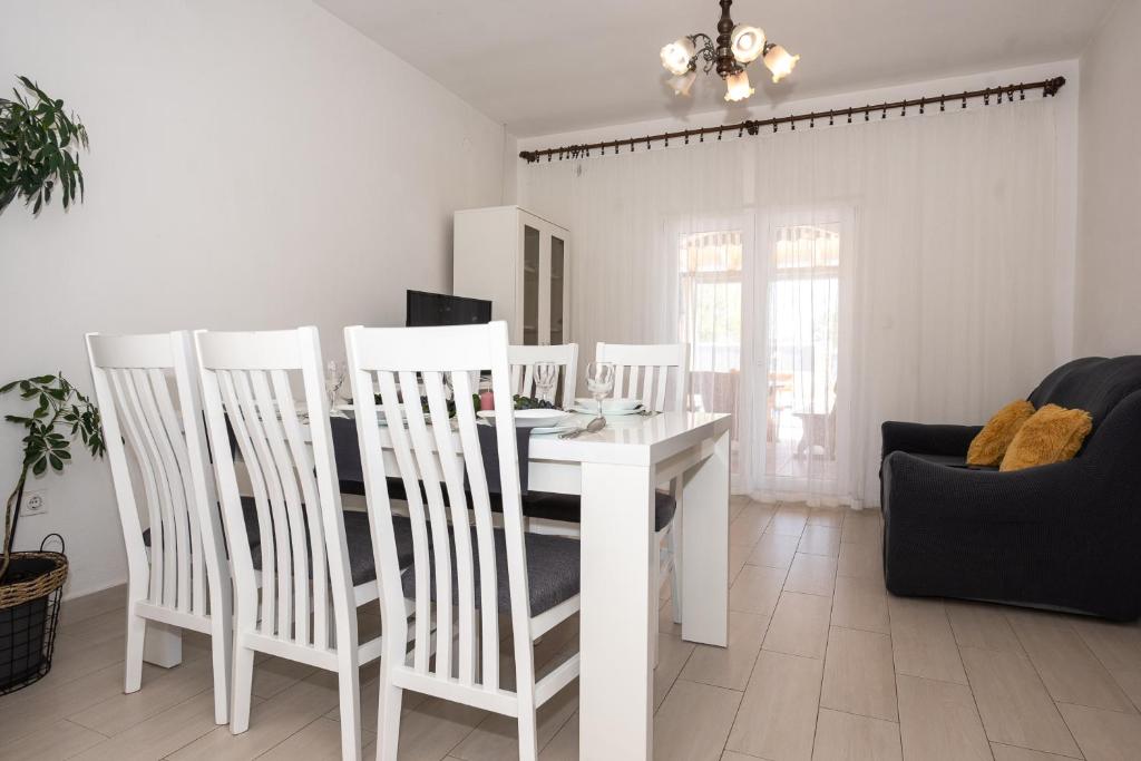 Televízia a/alebo spoločenská miestnosť v ubytovaní Holiday House San Mario - Pets Friendly Rural Home