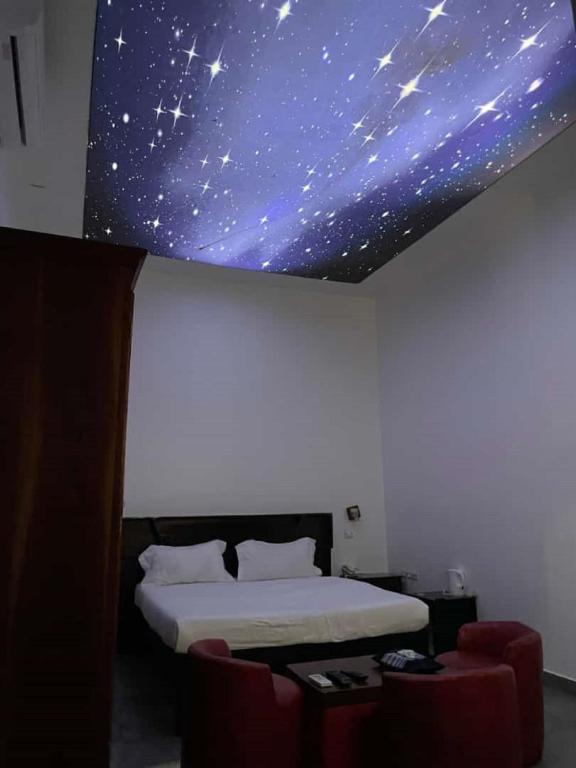 Postel nebo postele na pokoji v ubytování Hôtel Guest House Quatre Saisons