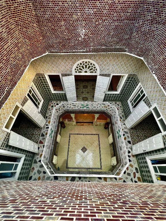 una vista desde el interior de un edificio de ladrillo en Riad Blue Garden en Rabat