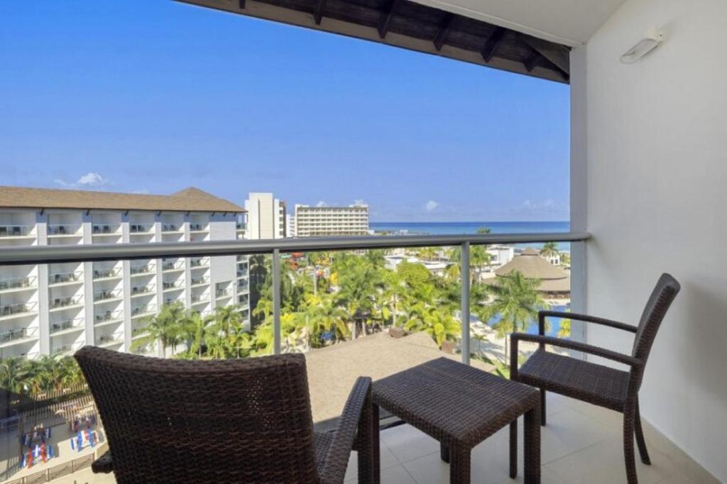 Rõdu või terrass majutusasutuses Hideaway at Royalton Blue Waters, An Autograph Collection all-Inclusive Resort - Adults Only