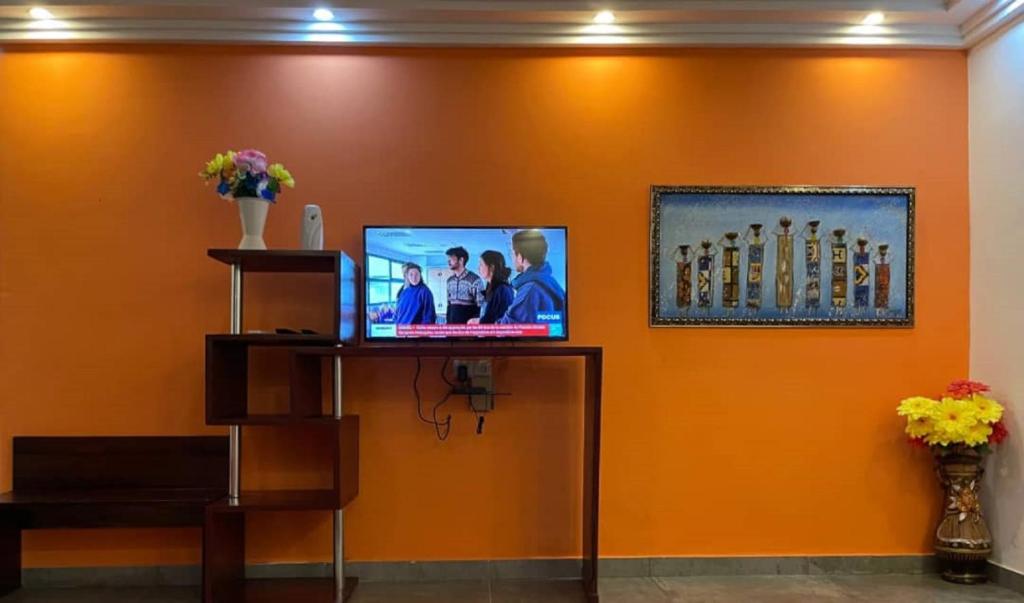 TV a/nebo společenská místnost v ubytování Hôtel Guest House Quatre Saisons