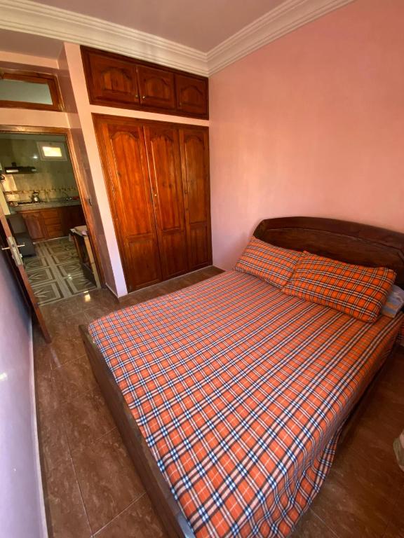 um quarto com uma cama num quarto em sandy shores camp appartements em Agadir