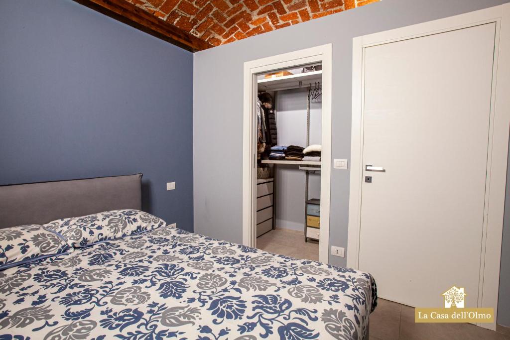 Łóżko lub łóżka w pokoju w obiekcie La Casa dell'Olmo - Suite Apartment Cuneo