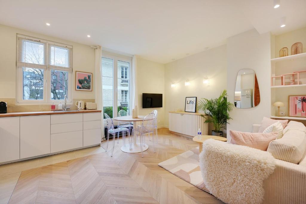 a living room with a kitchen and a dining room at Comfy Suite by Les Maisons de Charloc Homes in Boulogne-Billancourt