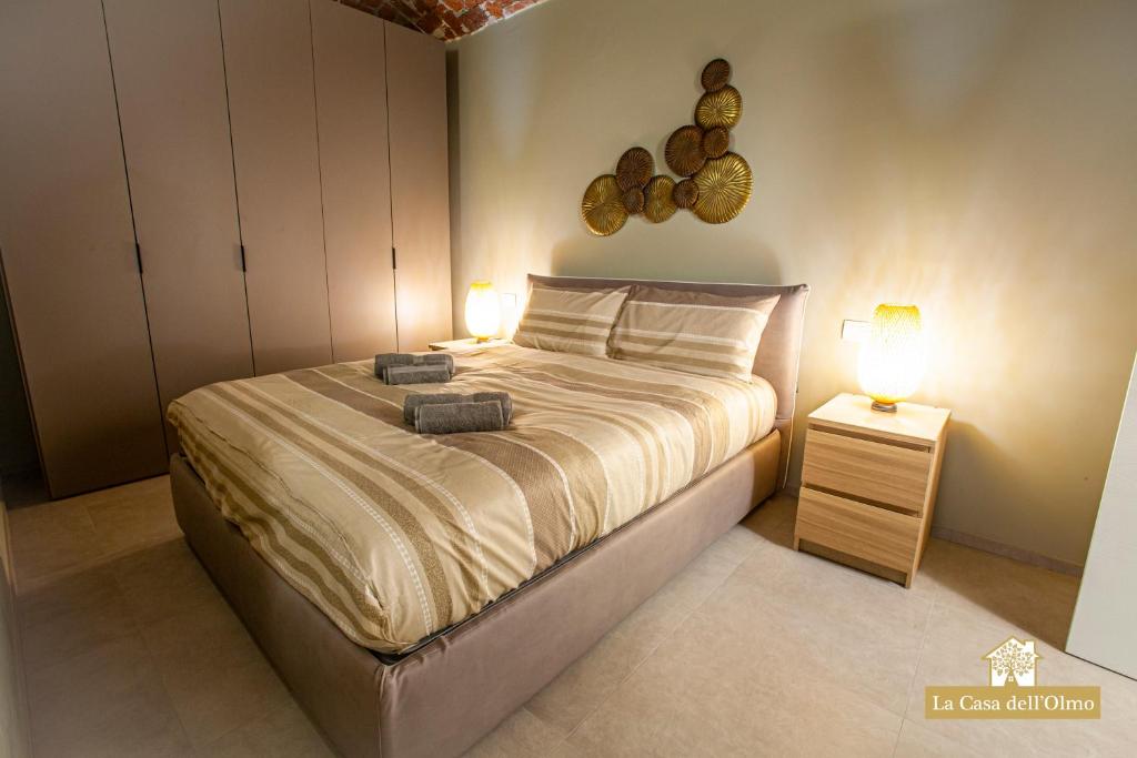 Łóżko lub łóżka w pokoju w obiekcie La Casa dell'Olmo - Suite Apartment Cuneo
