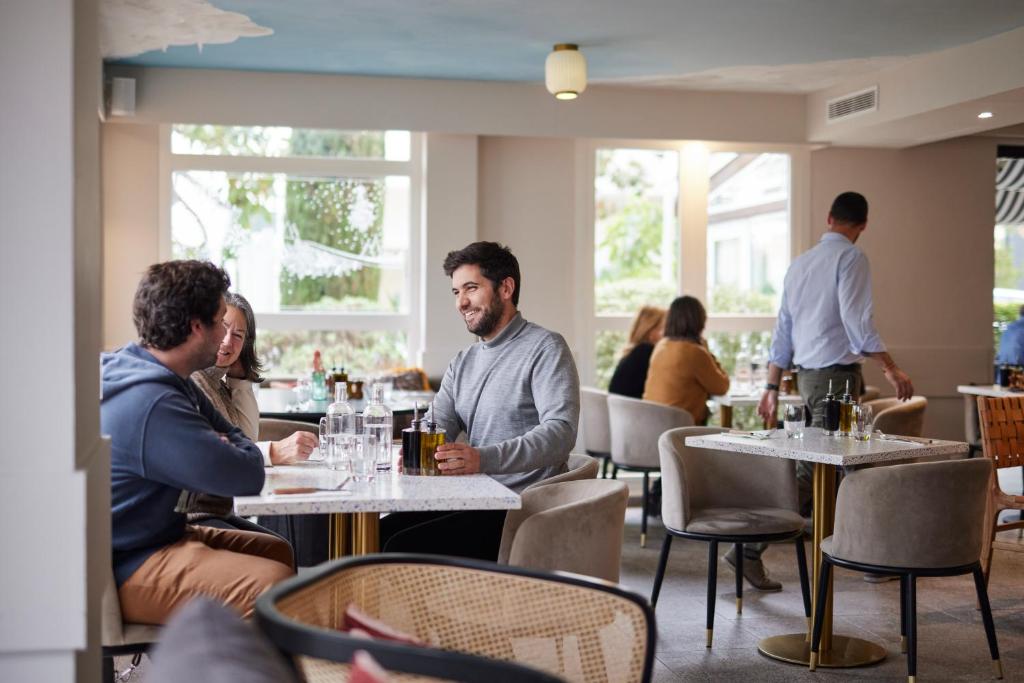 Hotel-Restaurant Isidore Nice Ouest - Resim 21