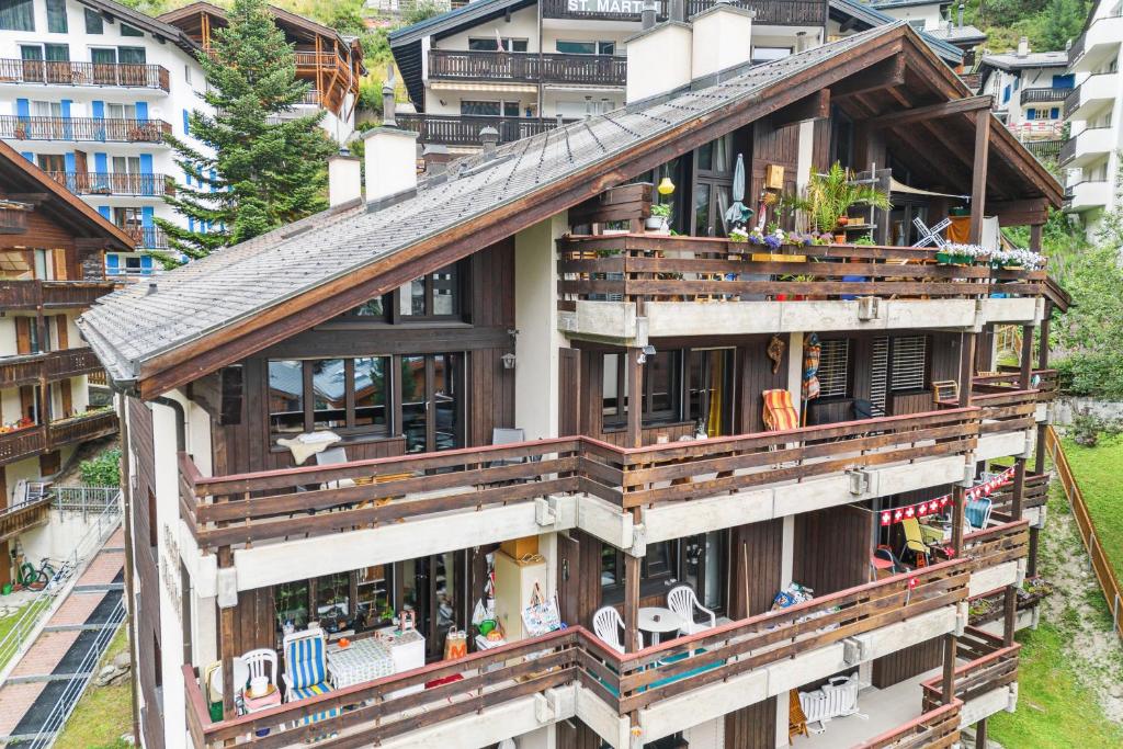 een uitzicht op een huis met balkon bij Mountain whisper-4 pers. in Zermatt
