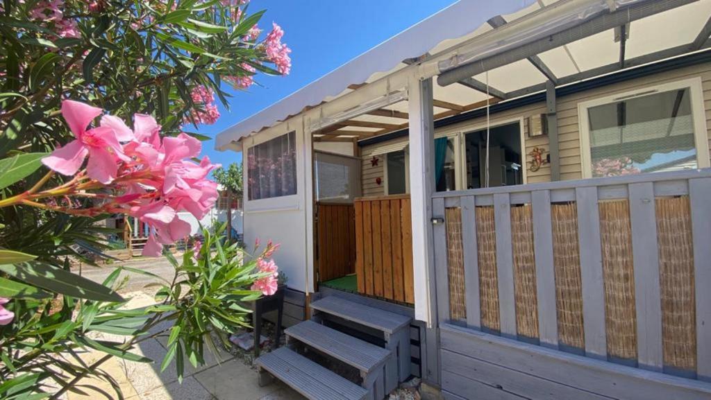 une petite maison avec une terrasse couverte et des escaliers dans l'établissement Mobil-home - Clim, TV, LV - Camping Vic-la-Gardiole 4 étoiles - MH-A018, à Vic-la-Gardiole