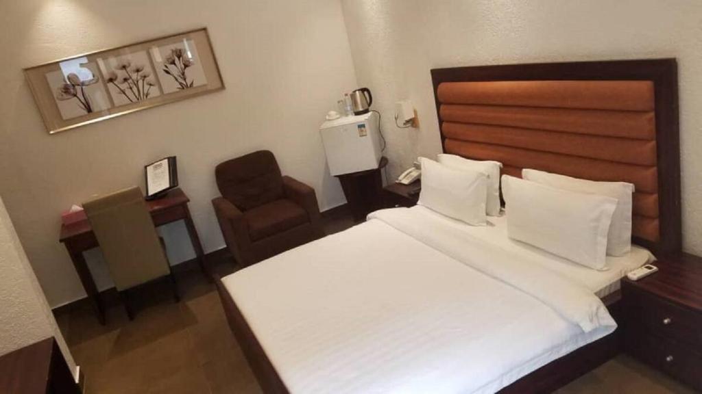 Postel nebo postele na pokoji v ubytování Hôtel Guest House Quatre Saisons