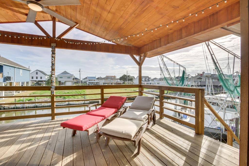 En balkon eller terrasse på Peaceful Barataria Retreat on the Bayou!