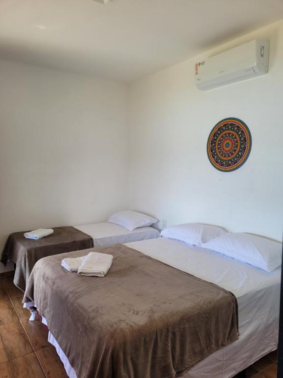 duas camas sentadas uma ao lado da outra num quarto em Chalé Praia Vermelha 1 em Delfinópolis