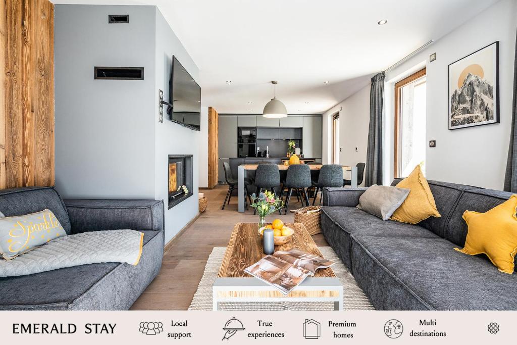 un salon avec un canapé et une table dans l'établissement Le Globe Argentière Chamonix - by EMERALD STAY, à Chamonix-Mont-Blanc