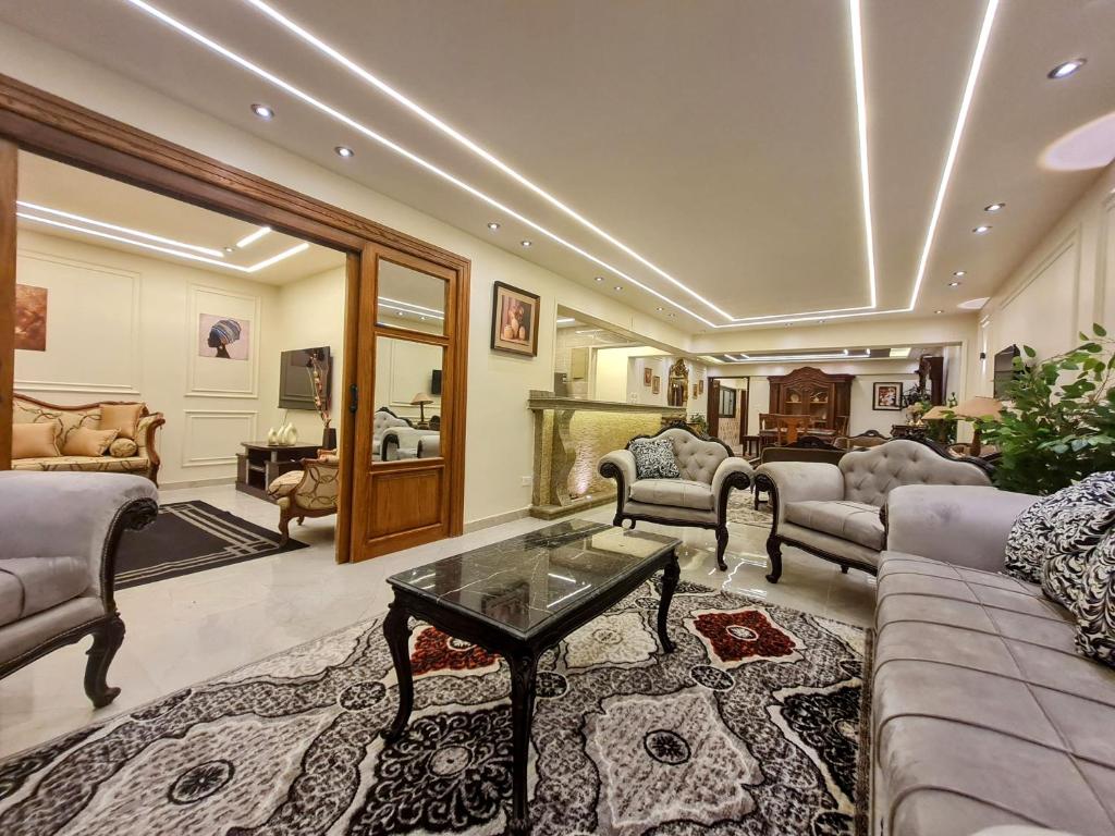 Prostor za sedenje u objektu Luxurious 3-Bedroom Dokki Apartment - Ideal Location Downtown Cairo