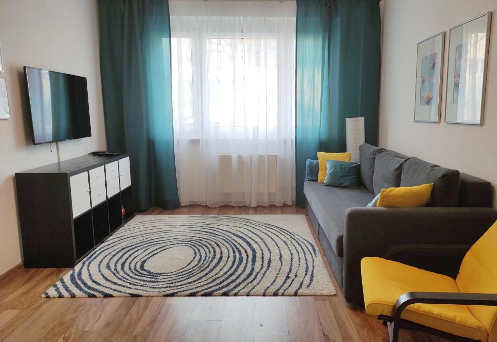 sala de estar con sofá y TV en Apartment L - comfort en Leipzig
