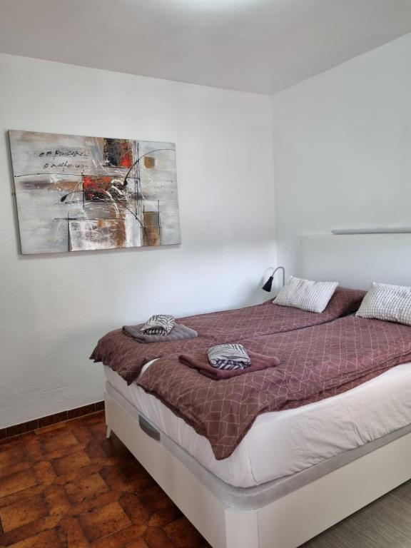 una camera da letto con un letto e un dipinto sul muro di Comfortable one bedroom apartment a Fuengirola